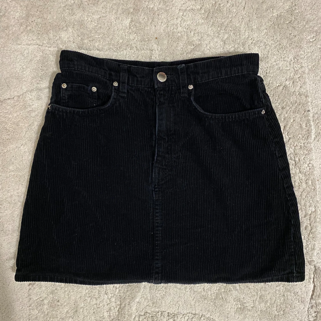 Svart manchesterkjol från Divided H&M