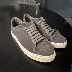 Skor ifrån Axel Arigato - Säljer mina Axel Arigato skor då jag ej behöver dem längre. Bra skick och storlek 44. 