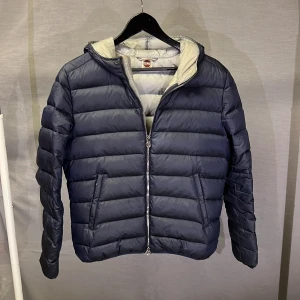 Colmar jacka navy S - Supernsygg vinterjacka från colmar! Size 46 motsvarar S. Funkar för både kille o tjej!  Modellen är  179 sitter bra något liten! Skick 8/10 begagnad men bra skick. Nypris ca 4000kr!  Självklart äkta! Hör av dig vid minsta fundering🤩