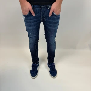 Dondup Jeans  - Dondup Jeans! Trendigaste jeansen på marknaden.  Skick= 9,5/10 Ny pris= 4000 kr Säljs för= 850 kr (Modellen har original slitningar från fabrik vilket är väldigt eftertraktat och populärt) 