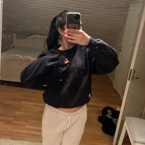 Svart oversized sweatshirt - Svart oversized sweatshirt från Gina tricot Tröjan har rund halsringning, långa ärmar med breda muddar och en loose fit. Tillverkad i mjuk bomullsmix som känns skön mot huden. Perfekt för en chill och avslappnad stil.