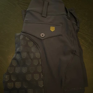 Svarta ridtights från Maya Delorez XS - Snygga svarta ridbyxor från Maya Delorez i mycket bra skick. Obetydligt använda pga fel storlek. 