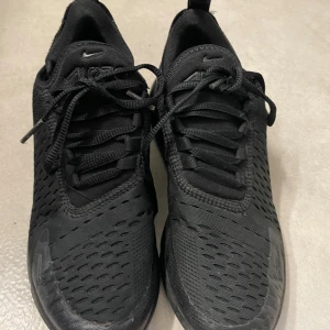 Nike air Max 270 - Snygga Nike skor som knappt är använda, dem har inga fläckar eller slitningar. Funkar bra i alla väder och är väldigt sköna. Skriv om intresse! pris kan diskuteras.