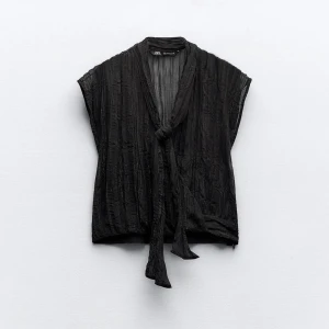 Kortärmad blus Zara - Omlott, metalltråd, använd en gång!🩷