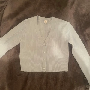 Ljusblå kofta!! - Ljusblå kofta från Lindex i barnstorlek, passar som XS!