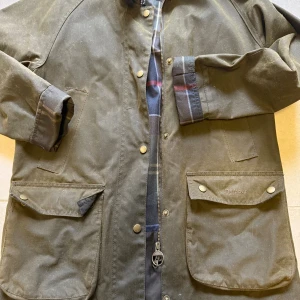  Barbour jacka wax jacket -  Barbour Acorn wax jacket.          strl 10. Skick 10/10. skriv vid frågor osv