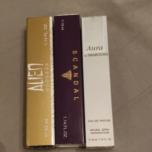 LAGERTÖMMNING - Just nu erbjuder vi ett fantastiskt pris på dessa damparfymer i set om 3! Hjälp oss tömma lagret inför en stor kommande leverans! Här är parfymer från Thierry Mugler Alien Goddess, Roja Parfums Scandal och Swarovski Aura. Samtliga parfymer är i 33ml flaskor. Välkommen att fynda! Vi har ett begränsat antal!