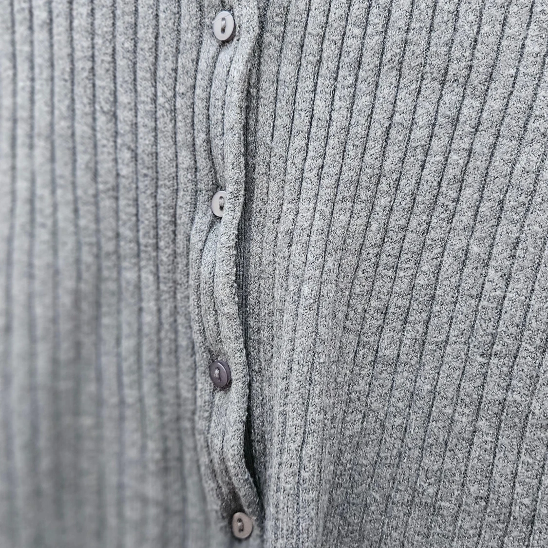 Grå ribbad kofta från Lager 157 storl.M - 1