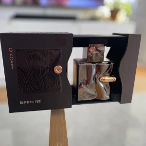 French avenue Spectre Ghost 100 ml parfym - Säljer denna fina parfym då agerat back up i min kollektion. Sprayad en enstaka gång så 99% full. 100 ml flaska. Det är en vaniljparfym med inslag av ingefära, perfekt för höst och vinter. Unisex. Full presentation