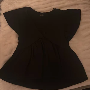 Svart blus  - Svart söt blus från Gina tricot i storlek XS💕