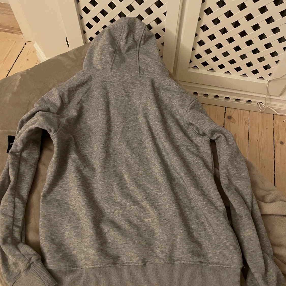 Grå hoodie från Stone Island - 1