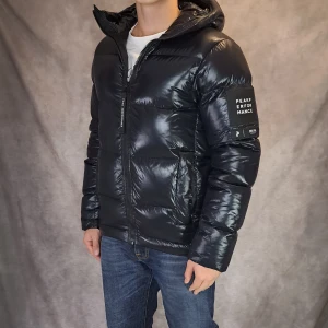 Peak Performance Dunjacka - Stl S - 🗻 Populär och snygg dunjacka från Peak Performance perfekt för den kalla vintern som närmar oss! 🗻 | Nytt skick: 9,5/10 | Nypris ca: 4149kr | Modellen på bilden är 175cm lång och sitter fint | 