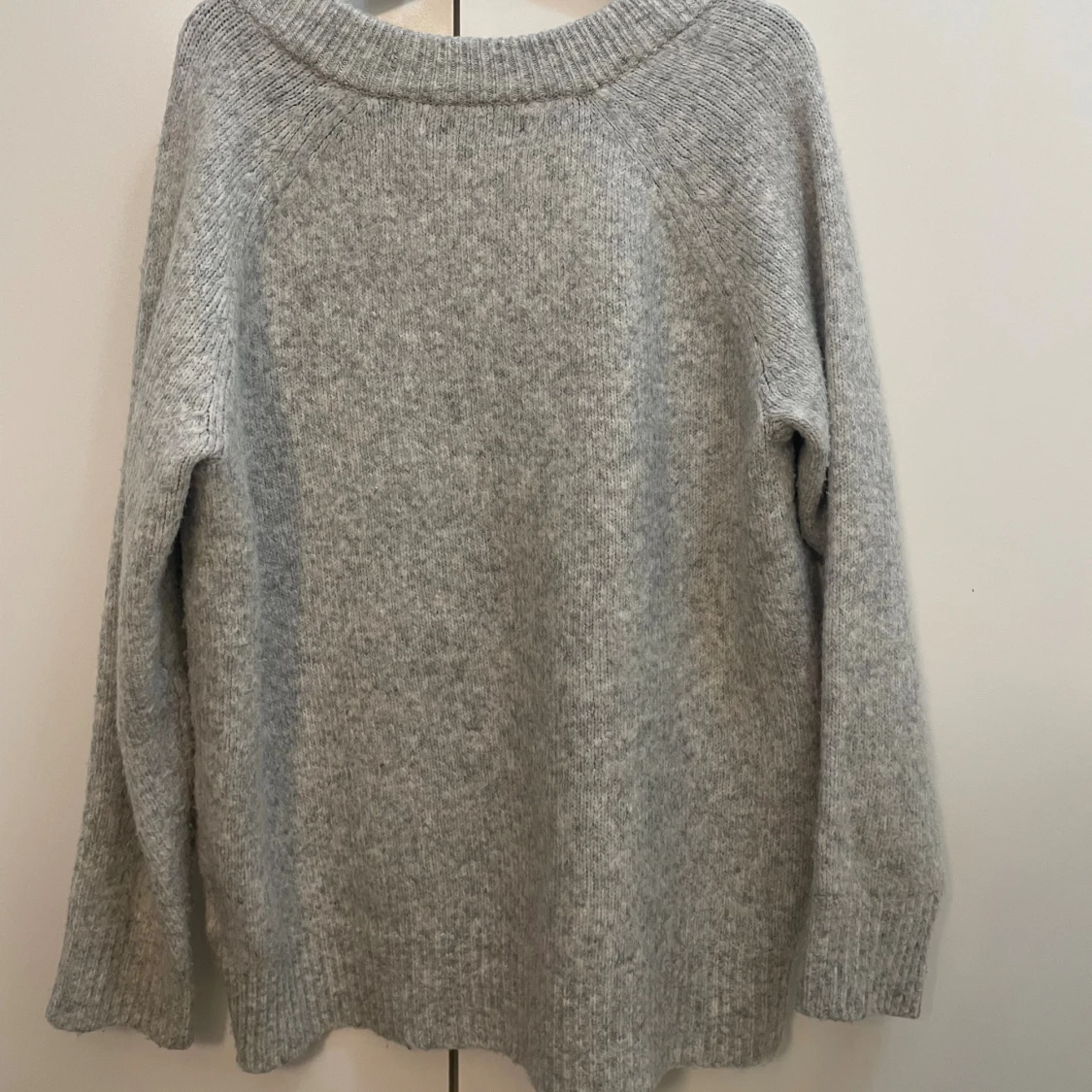 Grå stickad v-ringad tröja  - 1