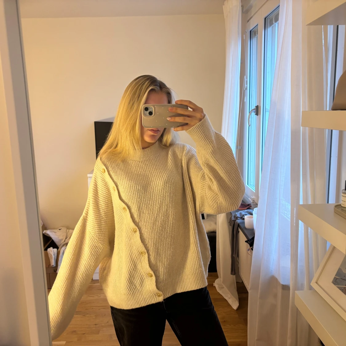 Beige stickad med knappar