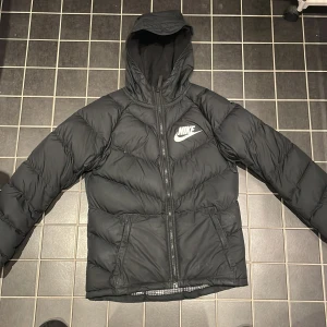 Dunjacka Nike 12-13 år - Tjena! Säljer den här snygga och varma dunjackan från Nike som passar alldeles utmärkt till den kommande vintersäsongen. Jackan passar dig som är 12-13, eller 147cm till 158cm lång. Den har blivit använd men är fortfarande i bra skick. På ryggen så finns det reperationer, men de märker man inte. Säljer för 400 men kan sänka priset ifall om köp sker fort. 