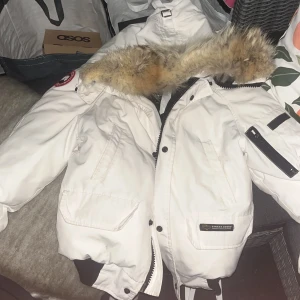 Canada goose - Jacka från canada goose, XS, lite fläckar men har inte försökt tvätta bort eller så