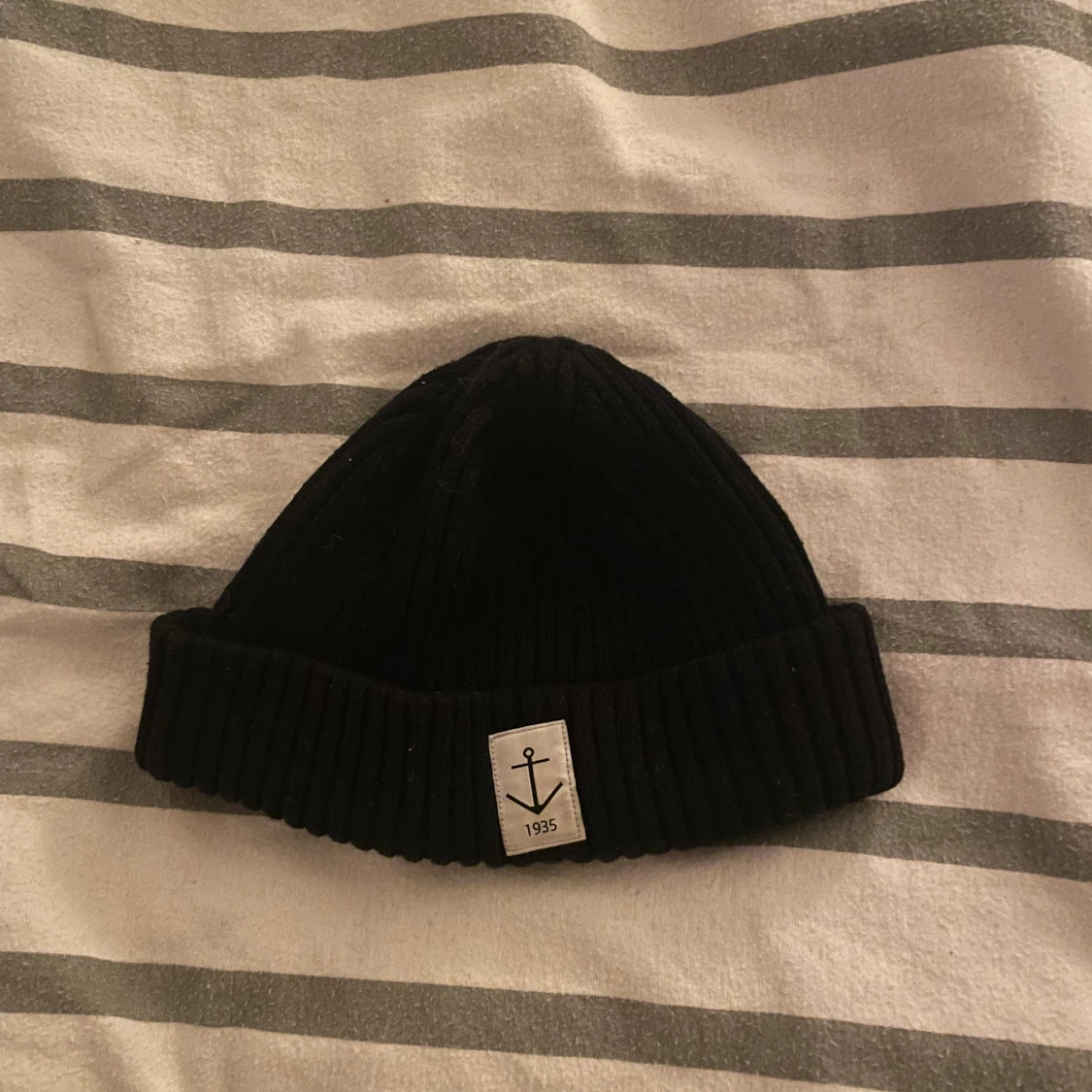 Svart ribbad mössa med ankare