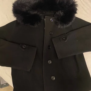 Gina kappa - Säljer den trendiga gina kappan, har använt den 1 gång och aldrig igen för ja passar ej i den. Vill verkligen bara bli av med den. Den är helt ny och inga defekter på den