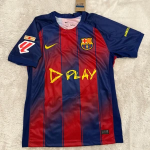 FC Barcelona Pedri matchtröja Nike - Säljer en FC Barcelona matchtröja från Nike med Pedri och nummer 8 på ryggen. Tröjan är blå och röd med smala ränder, klubbmärke på bröstet och gula detaljer. Tillverkad i lätt och ventilerande material, perfekt för fotboll eller supporterliv.