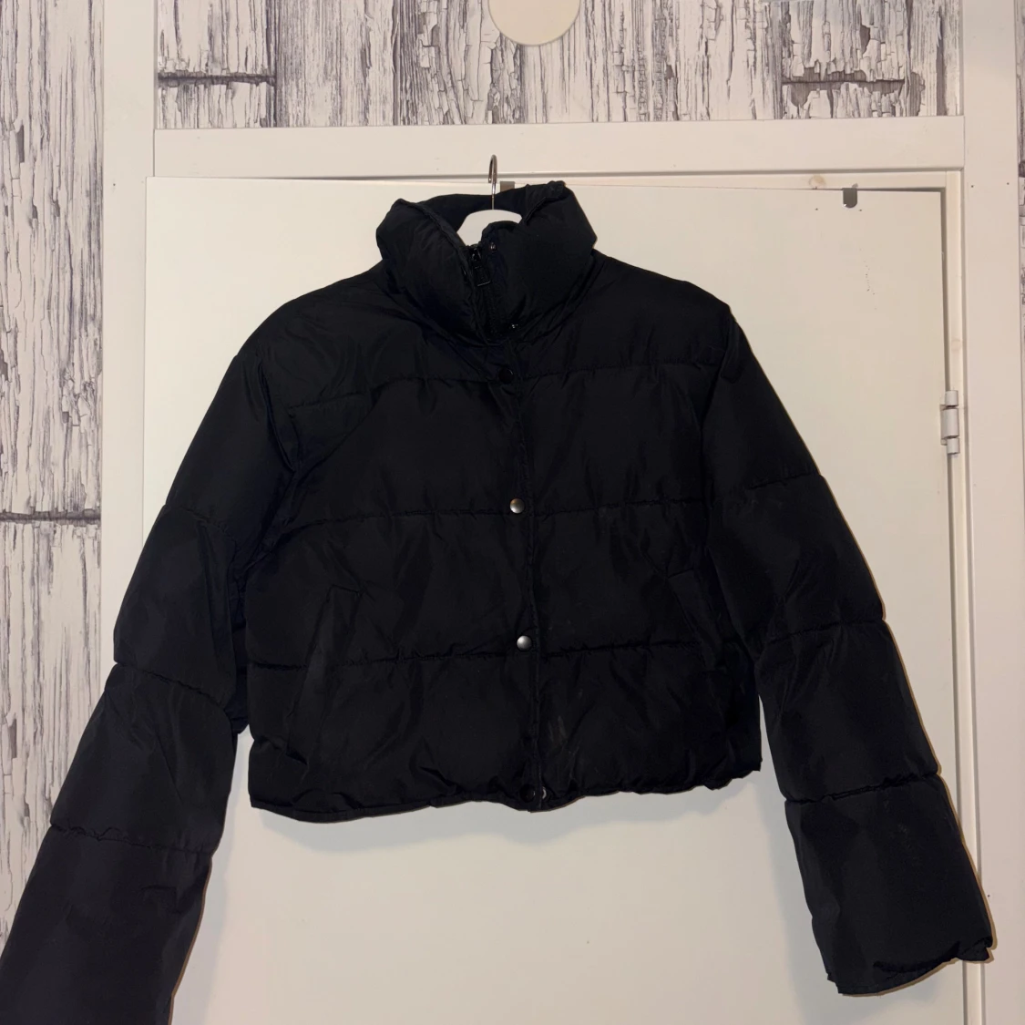 Svart croppad pufferjacka