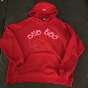 Sp5der hoodie - En röd Sp5der hoodie med rosa text. Storlek M men sitter som S. 