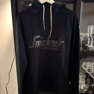 Snickers hoodie - Svart Snickers hoodie strl S unisex, sitter snyggt. Nypris 1050kr