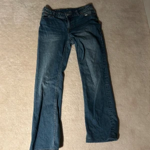 Snygga jeans - Snygga jeans från monki. Osäker på storlek men tror att de är M                                                                Midjemått platt över: 38cm Grenmått: 23 innerbenslängd: 68cm Längd: 97cm Benöppning:  22cm
