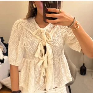 Topp med knytning  - Blus i krämvit😘🩷