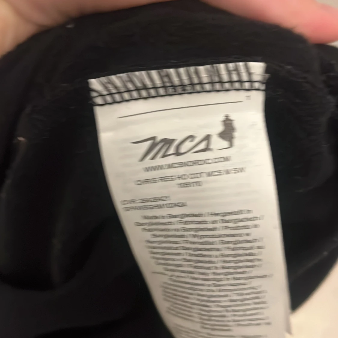 Svart hoodie från MCS med röd logga - 3