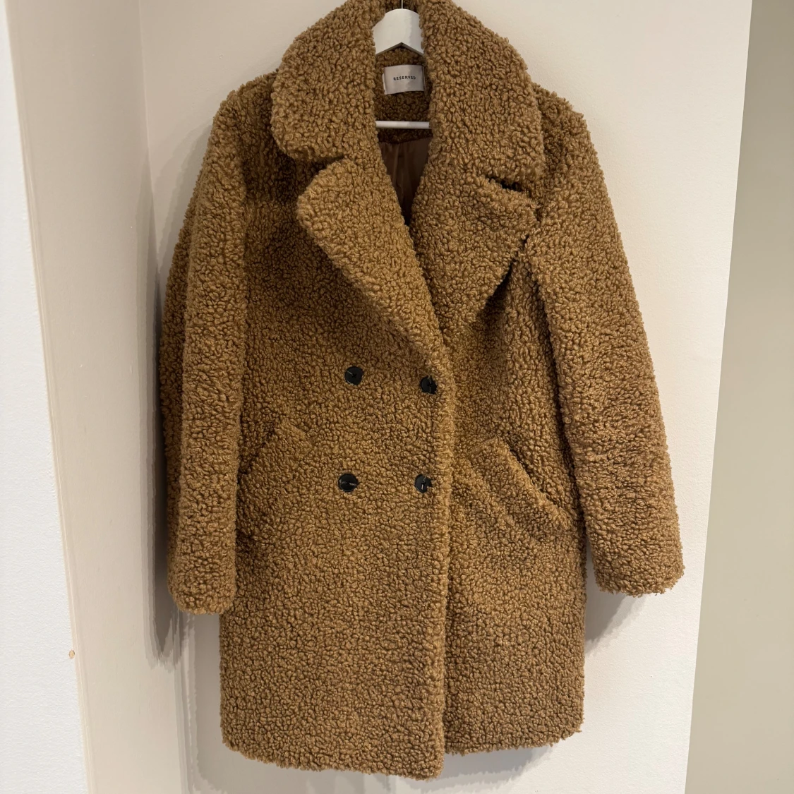 Brun teddyjacka från Reserved