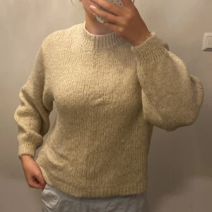 Jätte skön stickad tröja  - Jätte fiiiiin stickad tröja som är köpt för 3 år sen. Använd fåtal gånger💐😊