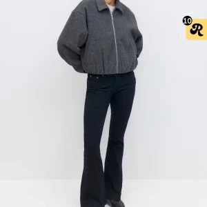 Low waist bootcut jeans - Svarta bootcut jeans från Gina tricot. Helt nya och oanvända. Säljer för en vän som ångrar sitt köp, de är sköna och stretchiga. Köpta för 499
