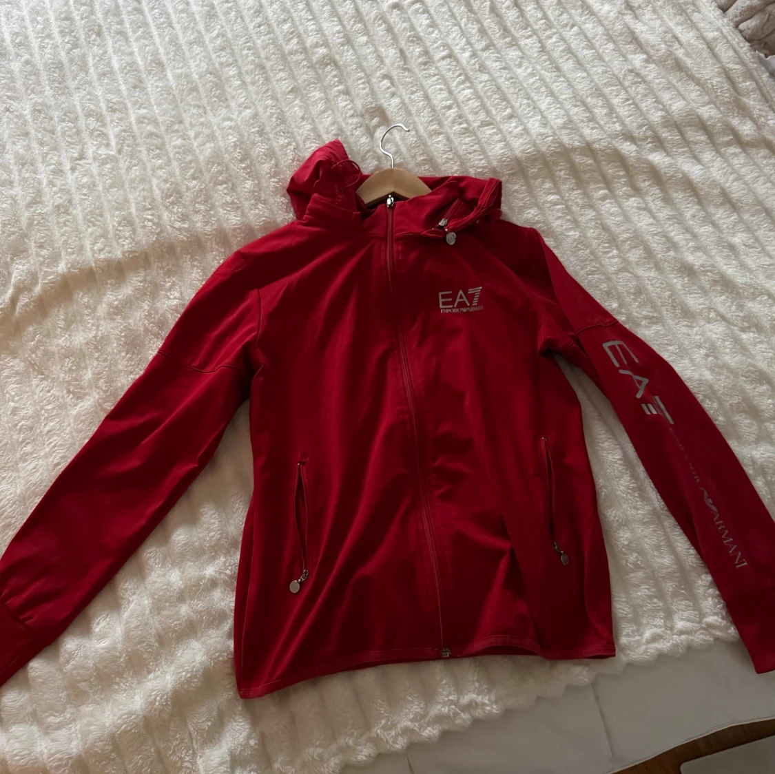 Röd EA7 vindjacka med huva - 1