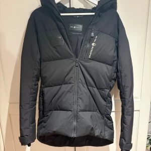 Sail racing jacka - Säljer denna sjukt feta sail racing jackan som är i bra skick! Färgen är svart, nypris 2899 mitt pris 1399! Storleken är S men passar nog M också! Hör av er vid frågor!