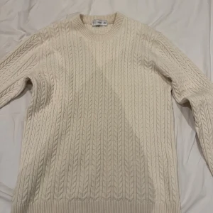 MNG krämvit kabelstickad tröja - krämvit kabelstickad Tröja i mycket bra skick