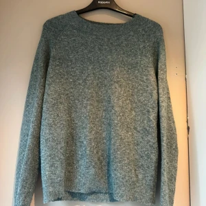 Grå stickad tröja  - Mysig grå stickad tröja från only med rund halsringning och långa ärmar. Tröjan har en enkel och klassisk design med ribbade muddar vid ärmslut och nederkant. 