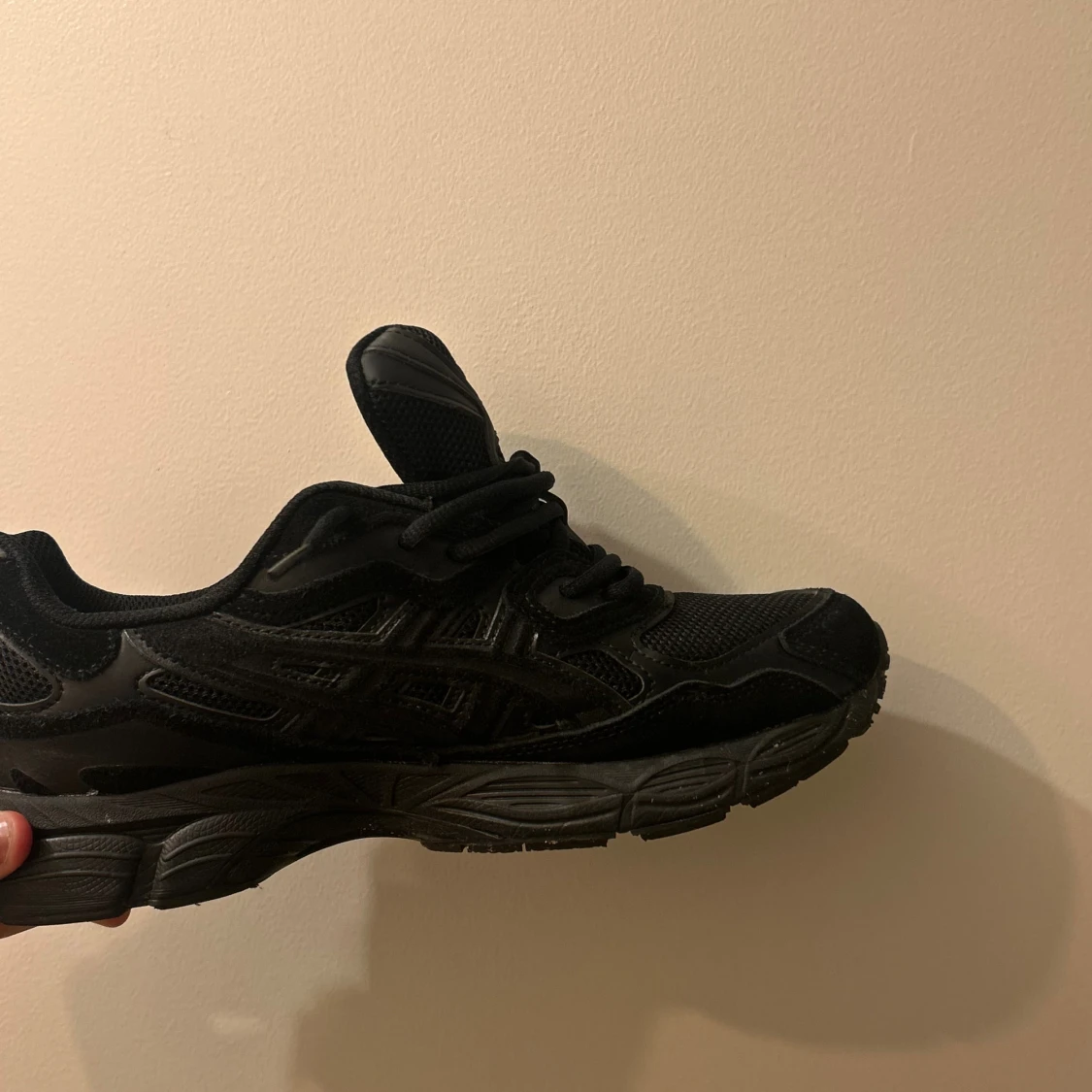 Svarta Asics sneakers strl 43.5 - 2