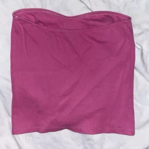 Rosa ribbad crop top - Enkel och snygg rosa crop top i ribbat material. Crop topen har en rak passform och är stretchig, vilket gör den bekväm att bära. Passar S oxå. 