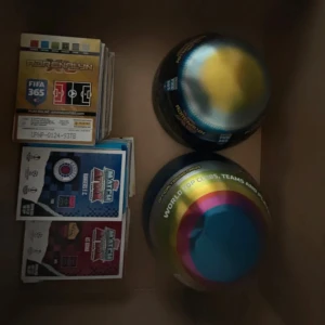 Myster box fotbollskort 256 ungefär  - Samlarbok och kort för fotbollsfans! Upptäck världens bästa klubbar, lag och spelare med Adrenalyn XL FIFA 365. Perfekt för dig som älskar att samla, byta och spela med vänner. Gör din samling komplett och utmana andra i spännande matcher! Finns kort från. 2014 och uppåt även kan priset diskuteras 