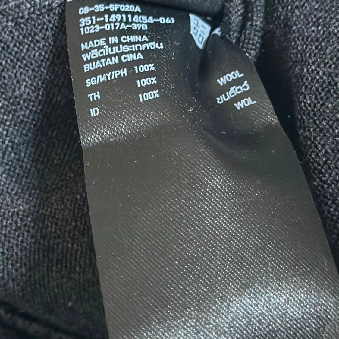 Mörkgrå v-ringad ulltröja från Uniqlo - 4