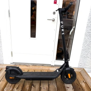 Elsparkcykel/elscooter - Hej! Jag säljer min elsparkcykel då jag inte får den önskade användningen av den. Den köptes för cirka 3 månader sedan och har endast använts ett fåtal gånger.    Man får tillgång till Pure app för åkstatestik, gummiplattform som gör det säkert i alla väderförhållanden, klarar branta backar. (Max hastighet m.m kan diskuteras i chatt) Vid snabb köp kan priset diskuteras.  