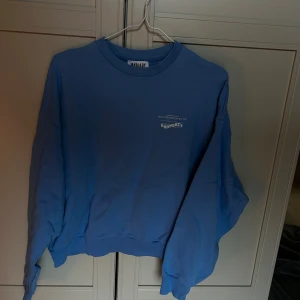 Blå oversized sweatshirt från Madlady - Blå oversized sweatshirt från Madlady med tryck på både bröstet och ryggen. Texten säger "Not stolen from my BF" och "Property" i cool stil. Tröjann har rund hals, långa ärmar och ribbade muddar. 🌟