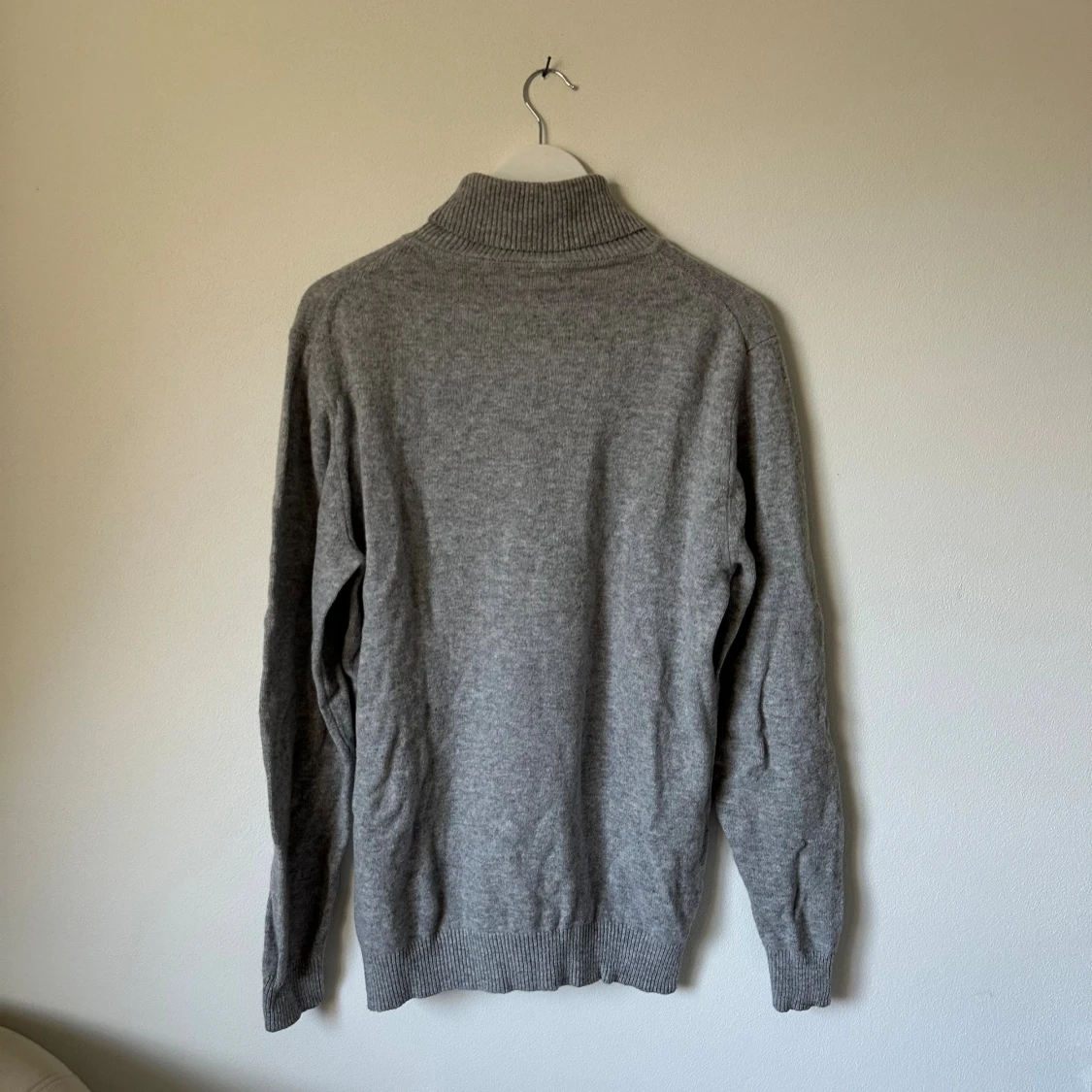 Grå polotröja i ull från Uniqlo - 1