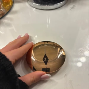 Charlotte Tilbury Airbrush Finish puder - Charlotte Tilbury Airbrush Flawless Finish i färgen 2 Medium. Kommer i en lyxig, guldig rund dosa med spegel. Pressat puder som ger en silkeslen och matt finish. Perfekt för att fixera sminket och ge en jämn hudton.