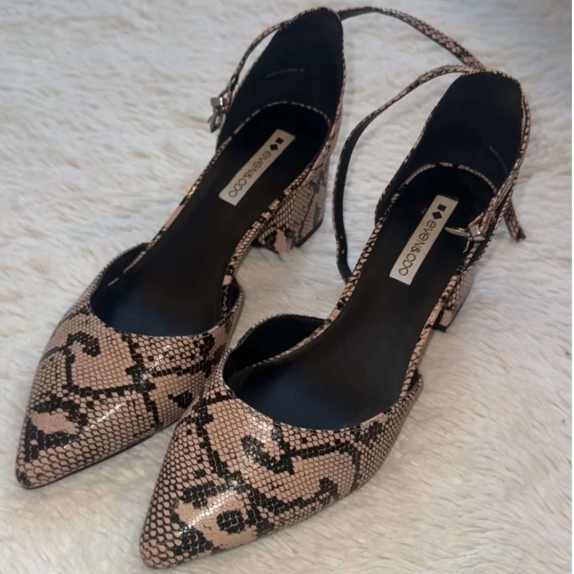 Beige pumps med ormmönster från Even&Odd