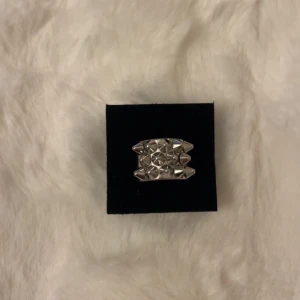 Edblad ring - Säljer denna populära silvriga Edblad ring med nitar!! Strl är 17,5!! 🤍