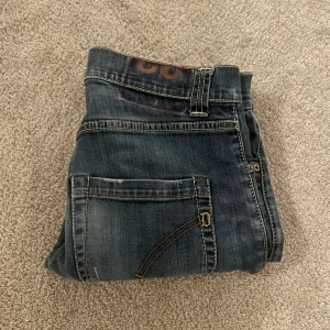 Dondup mius  - Mörkblå dondup Mius i storlek W32 och L30!| nypris runt 3000 men mitt pris är 650! | skicket är utmärkt, slitningar är en del av designen! | skriv vid minsta fråga eller fundering