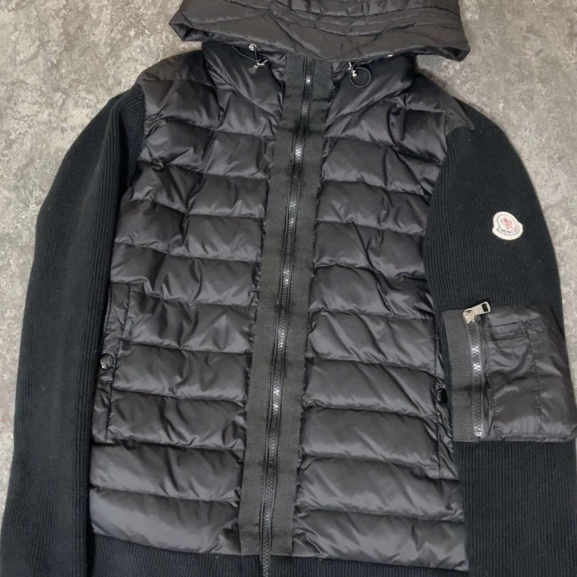 Svart Moncler pufferjacka med huva