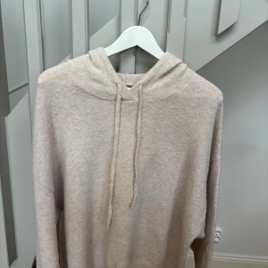 Soft Goat liknande hoodie i beige  - Soft Goat liknande tröja i beige Säljer min Soft Goat liknade stickade hoodie från Lindex.  Tröjan är i bra skick och är i storlek S.   Säljes för 120kr Postar så fort som möjligt vid köp. 
