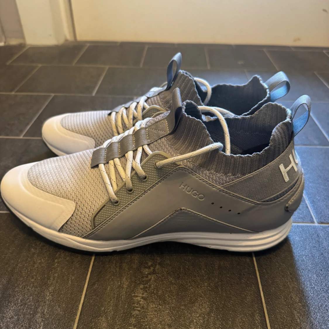 Grå sneakers från Hugo med mesh - 1